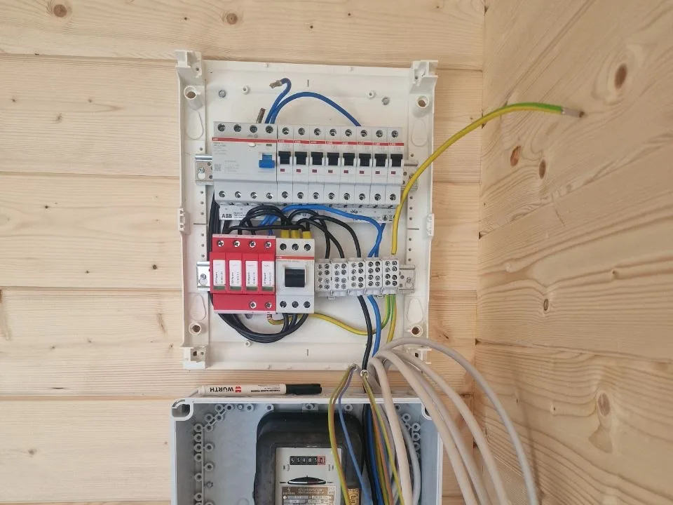 Neue Unterverteilung, montiert in einer Holzständerwand