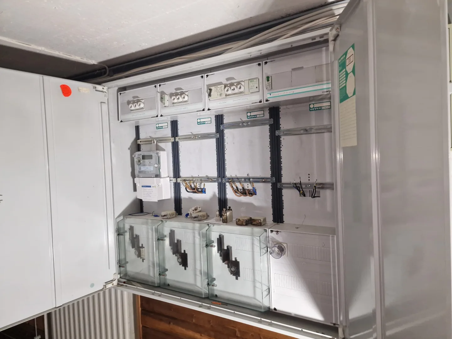 Zählerschrank mit Zählern, Sicherungsautomaten und FI-Schutzschaltern