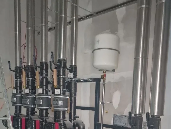 Heizkreisverteiler mit Pumpen und Armaturen