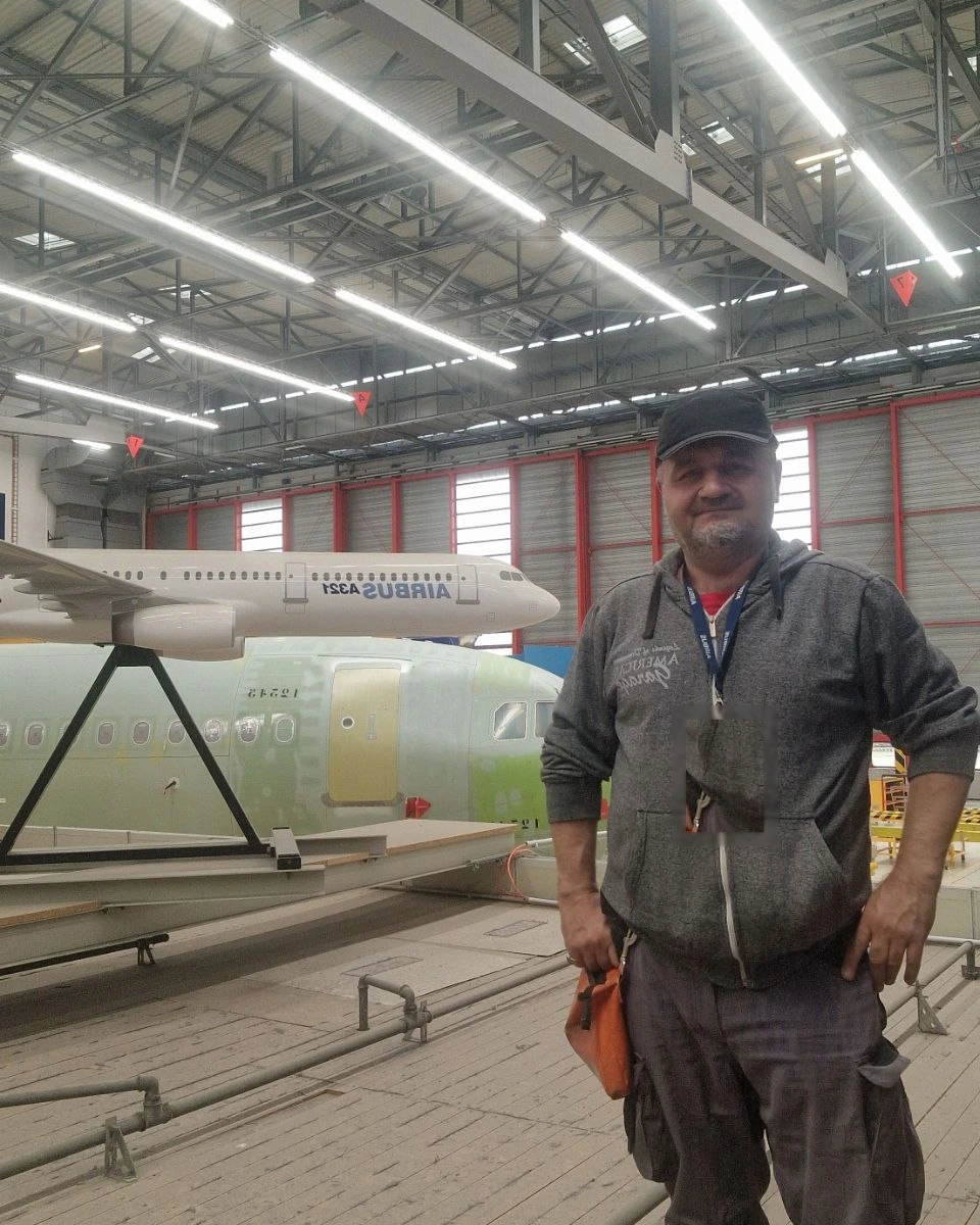 Ebrahim Rahimi, Inhaber von NOVAWERK, in einer Flugzeughalle